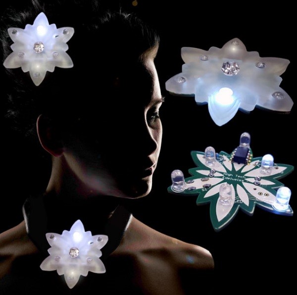 时尚黑科技 荷兰设计师3D打印可穿戴雪绒花项链