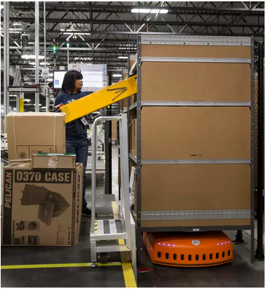 亚马逊在纽约建配送中心 员工与机器人一起工作