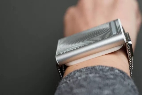 这款腕带型智能“小空调” 可以提供带节奏的渐进式热传递