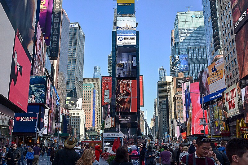 十九大开幕之日，这家企业在纽约时代广场让世界见证 中国绿色发展