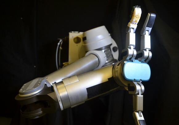 这种带传感器的皮肤 让机器人拥有像人类一样灵敏的触觉