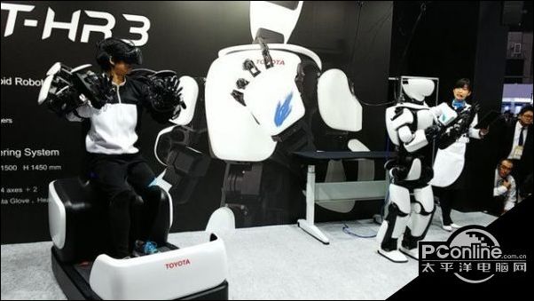 VR全方位联动 2017国际机器人展黑科技掠影