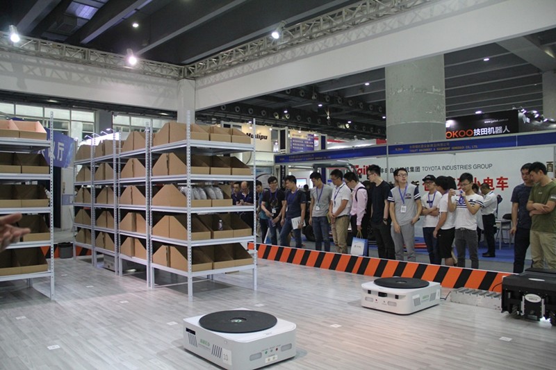 若步智能携五款物流机器人亮相广州国际物流装备展