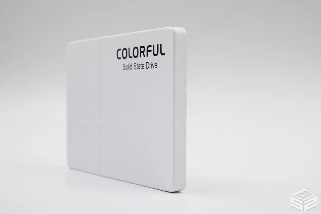 七彩虹+群联：发布首款冰雪白固态硬盘