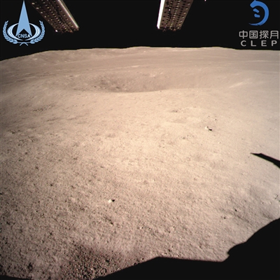 嫦娥四号成功着陆在月背预选着陆区 人类首次看到近距离拍摄月背影像图