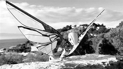 像蝴蝶一样扇动翅膀飞行的无人机