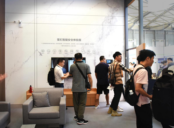 萤石携智能双摄系列产品亮相2019上海国际智能家居展
