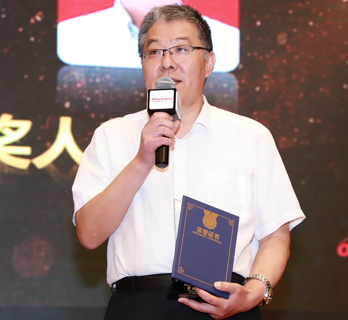 华光光电董事长肖成峰荣获“维科杯·OFweek2019激光行业杰出人物奖”