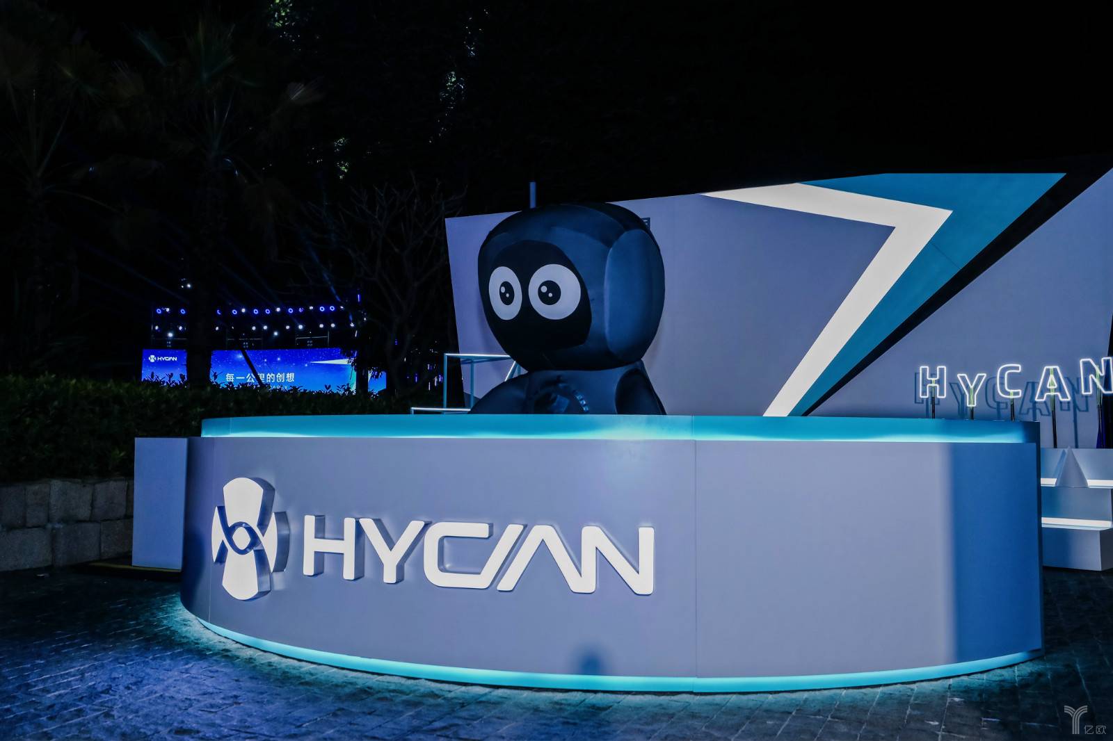 广汽蔚来首款量产纯电HYCAN 007发布，523km综合续航26万元起