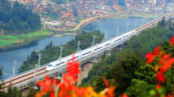 高铁2300公里的全年预计开通里程，将带动关联产业发展