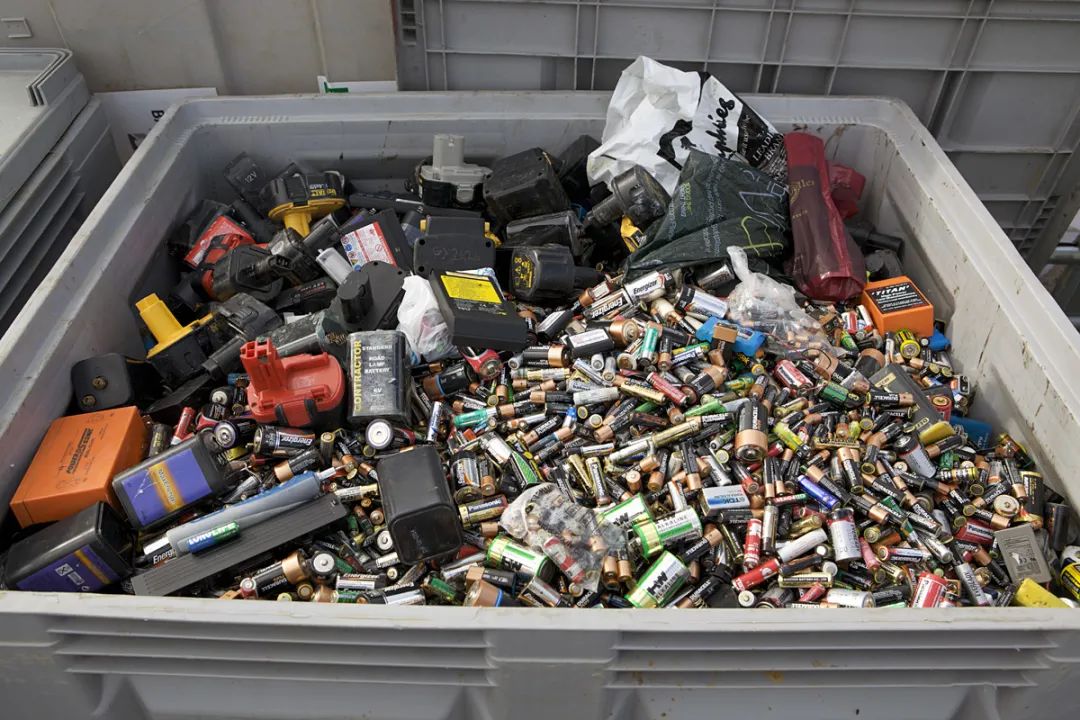 南洋理工：用垃圾果皮“救活”废旧电池