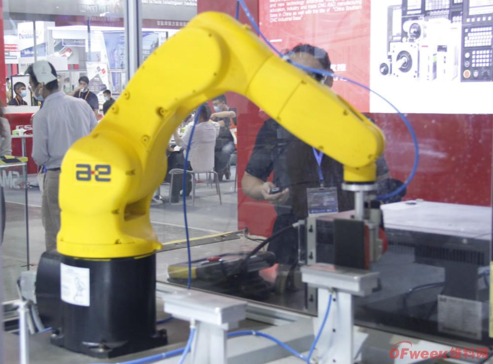 什么是工业机器人，它有什么特点？