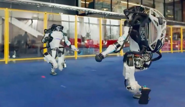 波士顿动力机器人组团跳舞：它是如何保持平衡？