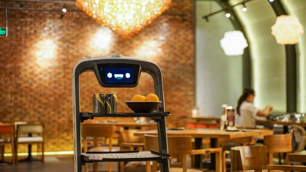 普渡机器人“欢乐送”入驻武藏日本料理，助其降本增效