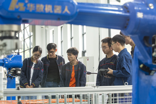 华中数控支持建设的华中科技大学工程实践创新中心 亮相中央电视台