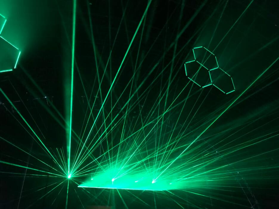 里程碑！新方法让激光束在真空中可见，可精准捕获和操纵单个原子
