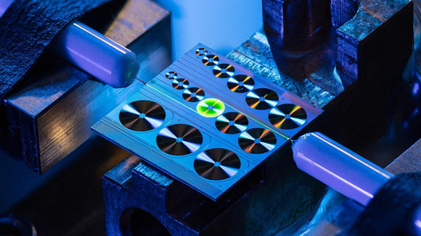 EPFL推出片上掺铒波导放大器，可在连续通信波段中实现千倍级光放大