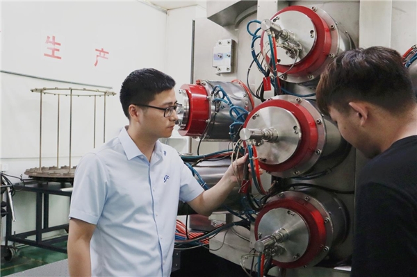 骥翀氢能37岁工程师成功研制“乌金涂层”，将燃料电池金属板涂层成本降低60%