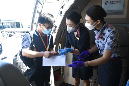 东航客、货包机齐飞驰援海南 210名上海援琼核酸检测队员、44.5吨医疗物资飞赴海口