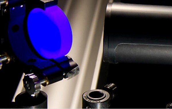 科学家利用飞秒激光在蓝宝石上产生10nm孔，打破远场光学衍射极限